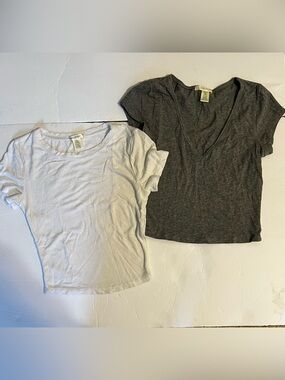 Juniors Bozzolo Charcoal Gray V Neck Crop Top White Crop Top Size Small